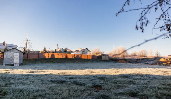 Földterület gyeppel egy ház vagy terület építéséhez haszonállatok legeltetésére fagyos napos reggelen — Stock Fotó