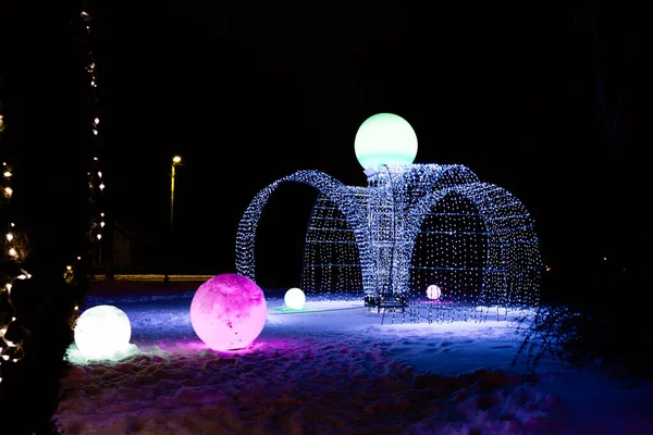 Iluminação festiva olhar como uma fonte de água de muitas luzes decora uma cidade e dando clima de Ano Novo, photoplace — Fotografia de Stock