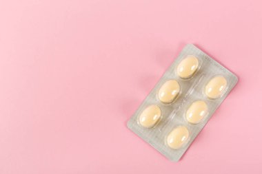 Pembe arka plandaki tabletler, vajinal antibakteriyel kapsüller.