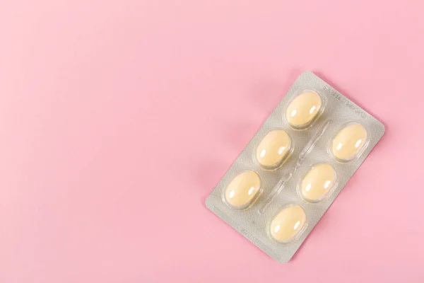 Таблетки на розовом фоне, вагинальные антибактериальные капсулы — стоковое фото