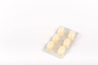 Beyaz arka plan üzerinde şerit tabletler, vajinal antibakteriyel kapsüller