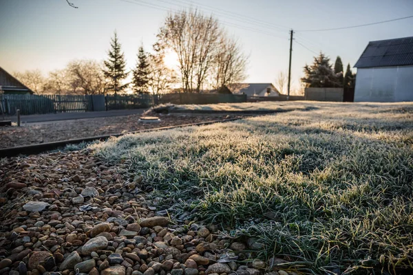 Teren z trawnikiem do budowy domu lub terytorium dla zwierząt gospodarskich wypasu w mroźny słoneczny poranek — Zdjęcie stockowe