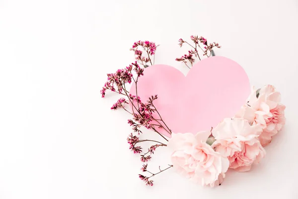 Três cravos rosa isolado no fundo branco com símbolo de coração de amor — Fotografia de Stock