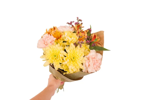 Bouquet mão hold de rosa ghoek, crisântemo amarelo e Alstroemeria embalado em papel isolado em um fundo branco — Fotografia de Stock