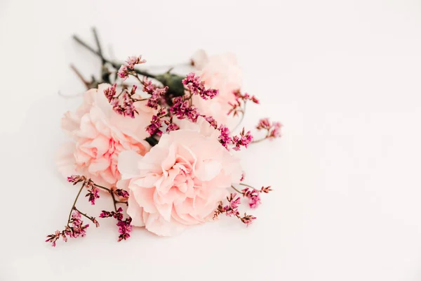 Buquê de flores no fundo branco, símbolo de amor, cravos rosa ou beje e pequeno ramo de decoração — Fotografia de Stock