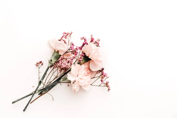 Buquê de flores no fundo branco, símbolo de amor, cravos rosa ou beje e pequeno ramo de decoração — Fotografia de Stock
