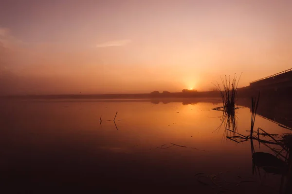 Morgennebel auf dem Fluss verschwindet mit dem Sonnenaufgang. den Atem der Natur. ein Ort der Stärke und Inspiration. — Stockfoto