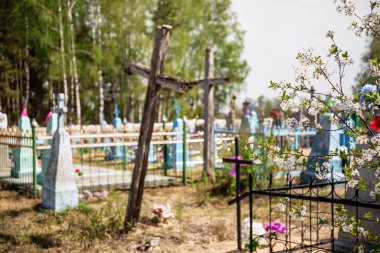 Mezar taşları ve büyük ahşap haçlarla dolu eski bir mezarlık. Hristiyan cenazeleri. Batı Belarus.