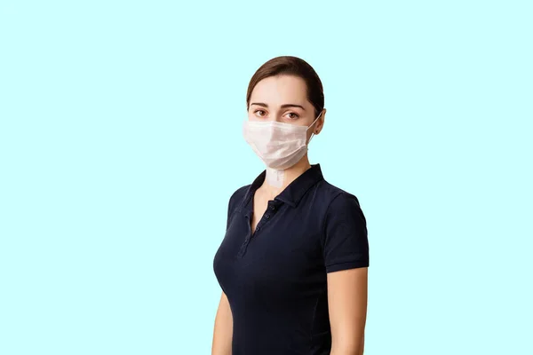 Młoda Dziewczyna Maską Medyczną Twarzy Odizolowana Niebieskim Tle Ochrona Górnych — Zdjęcie stockowe