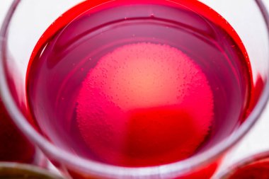 Bardaktaki boyayla Paskalya yumurtası boyama işlemi. Tatil için ev dekorasyonu. Yakın plan..