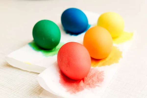 Renkli Paskalya Yumurtalarını Bardaklardaki Boya Işleminden Sonra Kurutma Sahnesi Tatil — Stok fotoğraf