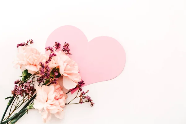 Buquê Flores Fundo Branco Com Papel Rosa Símbolo Coração Amor — Fotografia de Stock
