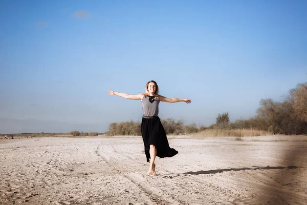 Młoda Europejka Biegnie Wzdłuż Plaży Ramionami Wyciągniętymi Losowi Szczęśliwym Wyrazem — Zdjęcie stockowe