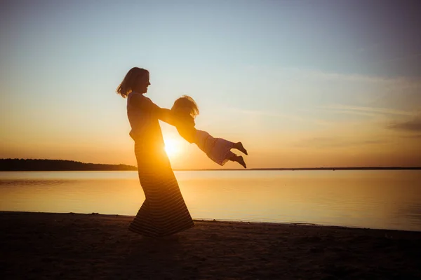 Silhouette Mom Baby Sunset Background Beautiful Landscape Suitable Wallpaper Theme — Stock Photo, Image