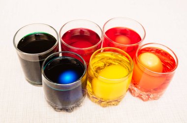 Paskalya yumurtalarını gözlüklerdeki boyayla boyamak. Tatil için ev dekorasyonu. Yakın plan..