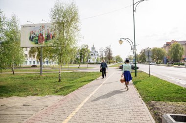 Beryoza, Belarus - 27 Nisan 2019: Müminler kiliseye gelip Paskalya ayinine katılmak için sırada bekliyorlar. Bahar Hıristiyan tatili.
