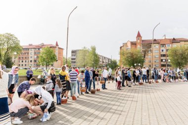 Beryoza, Belarus - 27 Nisan 2019: Müminler kiliseye gelip Paskalya ayinine katılmak için sırada bekliyorlar. Bahar Hıristiyan tatili.