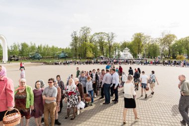 Beryoza, Belarus - 27 Nisan 2019: Müminler kiliseye gelip Paskalya ayinine katılmak için sırada bekliyorlar. Bahar Hıristiyan tatili.