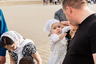 Beryoza, Belarus - 27 Nisan 2019: Müminler kiliseye gelip Paskalya ayinine katılmak için sırada bekliyorlar. Bahar Hıristiyan tatili.