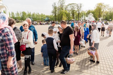 Beryoza, Belarus - 27 Nisan 2019: Müminler kiliseye gelip Paskalya ayinine katılmak için sırada bekliyorlar. Bahar Hıristiyan tatili.