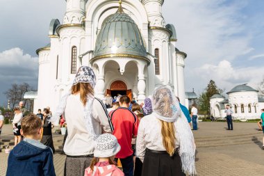 Beryoza, Belarus - 27 Nisan 2019: Müminler kiliseye gelip Paskalya ayinine katılmak için sırada bekliyorlar. Bahar Hıristiyan tatili.