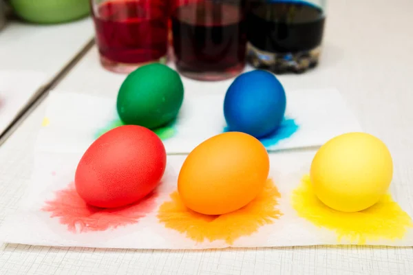Fáze Sušení Barevných Velikonočních Vajec Vymalování Sklenicích Domácí Dekorace Dovolenou — Stock fotografie
