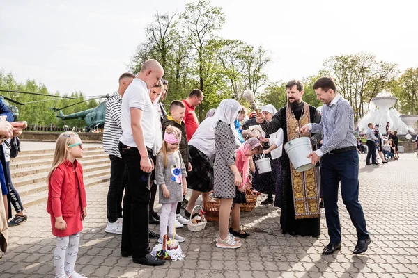 Beryoza Białoruś Kwietnia 2019 Kapłan Postępuje Zgodnie Chrześcijańską Tradycją Religijną — Zdjęcie stockowe