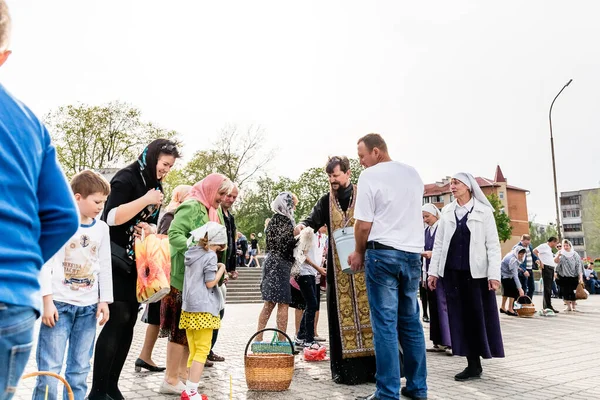 Beryoza Białoruś Kwietnia 2019 Kapłan Postępuje Zgodnie Chrześcijańską Tradycją Religijną — Zdjęcie stockowe