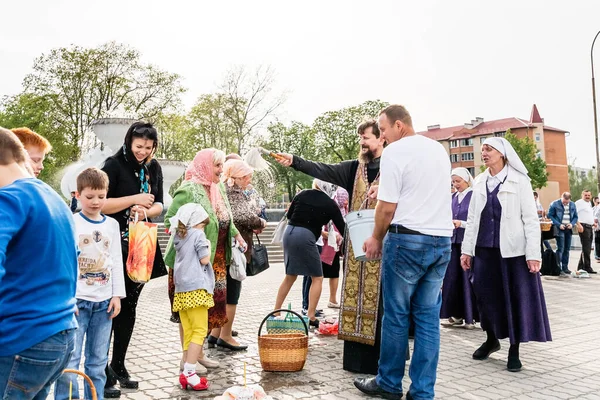 Beryoza Białoruś Kwietnia 2019 Kapłan Postępuje Zgodnie Chrześcijańską Tradycją Religijną — Zdjęcie stockowe