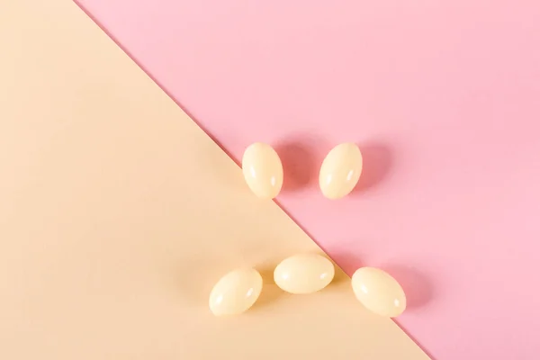 Een Lay Out Van Tabletten Capsules Een Roze Gele Achtergrond — Stockfoto