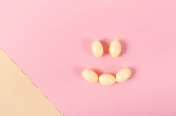 Samenstelling Van Pillen Capsules Een Roze Achtergrond Vorm Van Een — Stockfoto