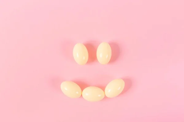 Composição Pílulas Cápsulas Fundo Rosa Forma Sorriso Felizes Emoções Ajuda — Fotografia de Stock