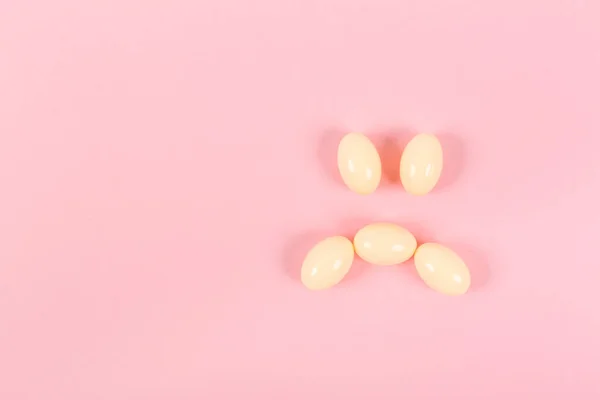 Een Lay Out Van Tabletten Capsules Een Roze Achtergrond Vorm — Stockfoto