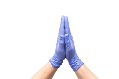 Lateks eldivenli eller bir araya toplanmış dua sürecini gösteriyor. Hızlı ve kolay temizlik için umut temizleyicisi. Avuçlar beyaz arka planda izole edilmiş. Yakın plan..