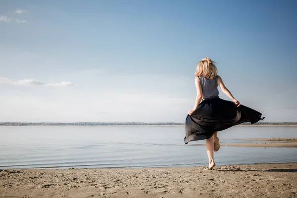 Młoda Kobieta Tańczy Jeziorze Śmieje Się Uśmiecha Świetny Nastrój Sportową — Zdjęcie stockowe