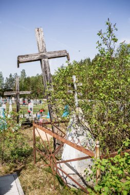 Mezar taşları ve büyük ahşap haçlarla dolu eski bir mezarlık. Hristiyan cenazeleri. Batı Belarus.