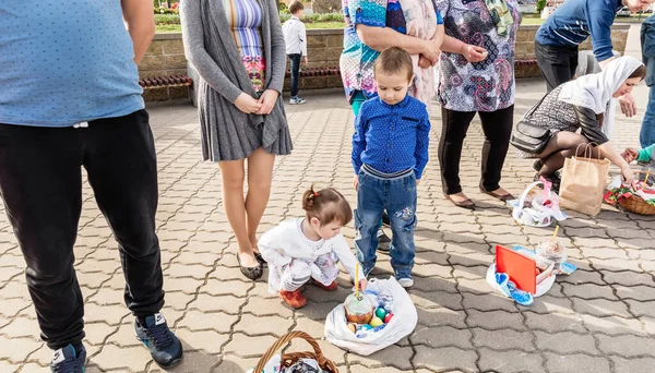 Beryoza Białoruś Kwietnia 2019 Dzieci Przyszły Kościoła Czekają Ksiądz Posypie — Zdjęcie stockowe