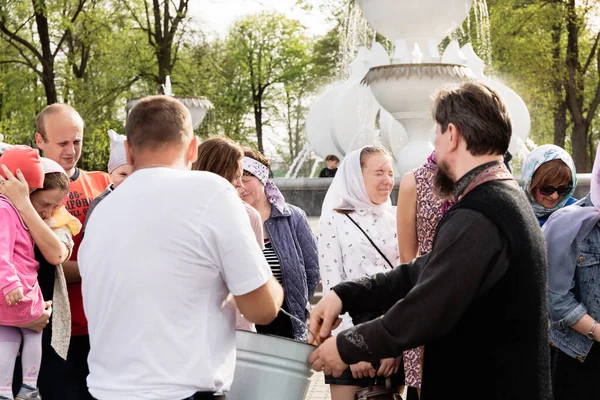 Beryoza Białoruś Kwietnia 2019 Kapłan Postępuje Zgodnie Chrześcijańską Tradycją Religijną — Zdjęcie stockowe