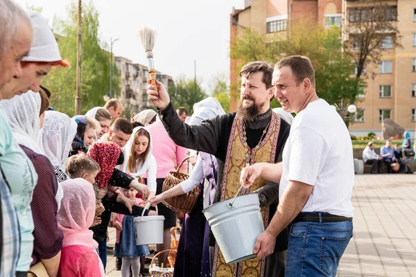 Beryoza Białoruś Kwietnia 2019 Kapłan Postępuje Zgodnie Chrześcijańską Tradycją Religijną — Zdjęcie stockowe