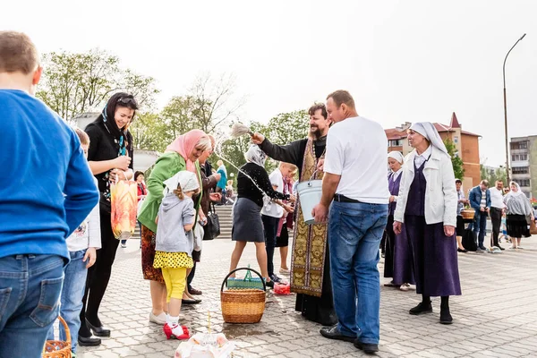 Beryoza Białoruś Kwietnia 2019 Kapłan Postępuje Zgodnie Chrześcijańską Tradycją Religijną — Zdjęcie stockowe