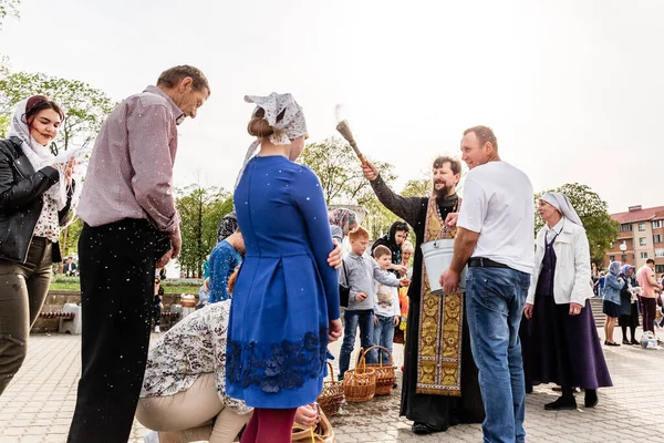 Beryoza Białoruś Kwietnia 2019 Kapłan Postępuje Zgodnie Chrześcijańską Tradycją Religijną — Zdjęcie stockowe