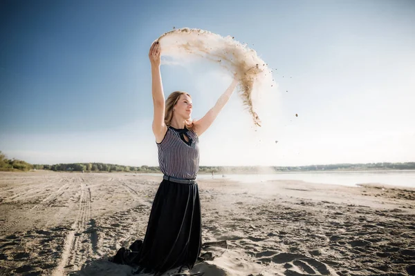 Mladá Krásná Dívka Evropského Vzhledu Skrytou Pletí Rozptyluje Písek Rukou — Stock fotografie