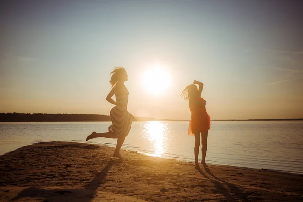 Szczęśliwa Mama Córka Sukienkach Skaczą Tańczą Plaży Zachodzie Słońca Dobre — Zdjęcie stockowe