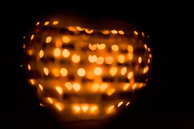 Aşkın sembolü. Parlak turuncu ışıklara karşı kalpler bulanık, sevgililer günü kartı.