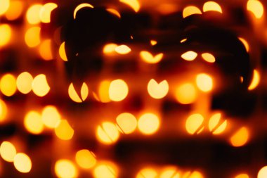 Aşkın sembolü. Parlak turuncu ışıklara karşı kalpler bulanık, sevgililer günü kartı.