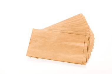 Beyaz arka planda vantilatör şeklinde yeni kahverengi el çantası. Mallar, yiyecekler, mektuplar için paket. Yakın plan..