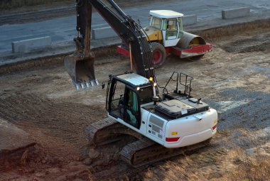 Yolun inşaatı. Ağır inşaat malzemeleri çalışıyor..