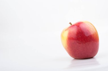Beyaz arkaplanda kırmızı elma