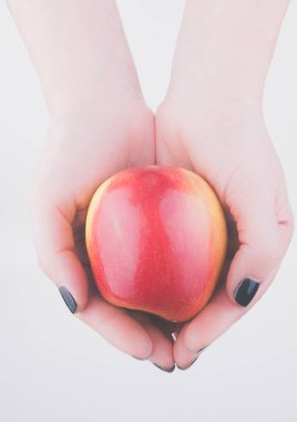 Güzellik kadının elinde Kırmızı elma