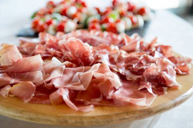 Bazı prosciutto ile tipik meze yemek